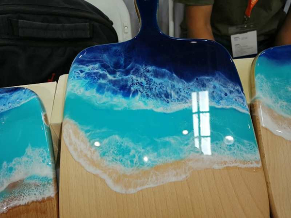 粘必牢河流桌樹(shù)脂膠水為家具廠解決茶臺(tái)澆筑遇熱發(fā)軟問(wèn)題
